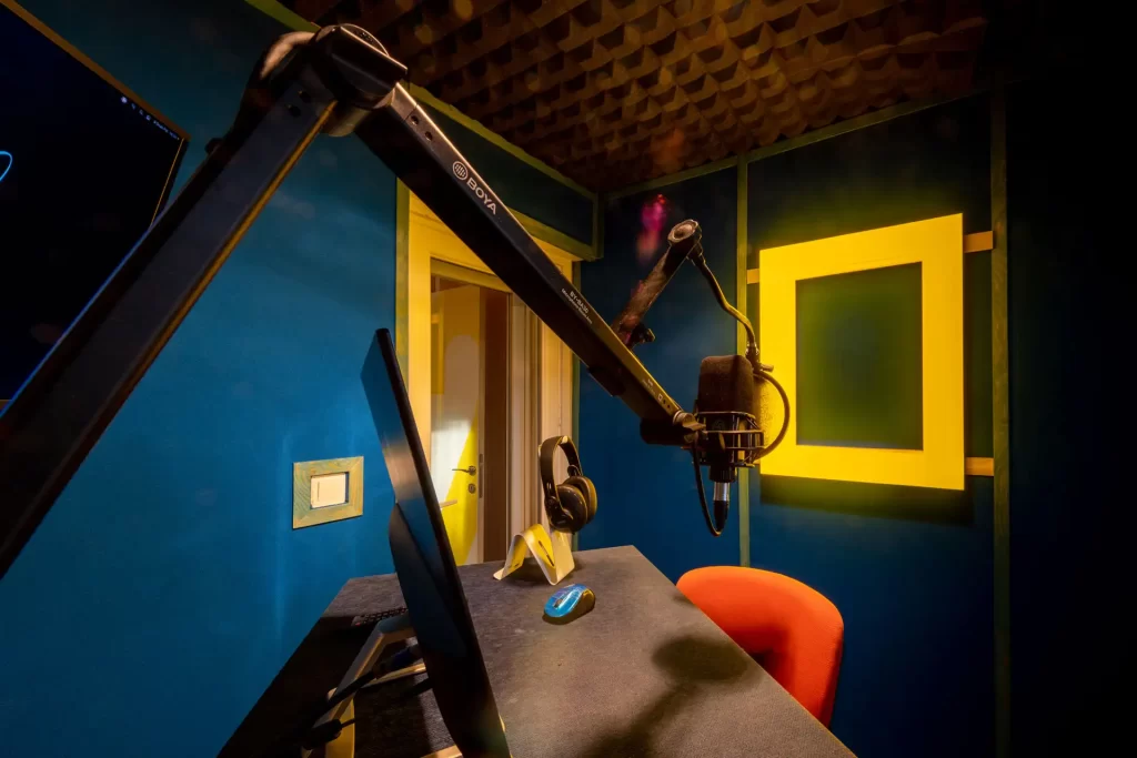 Dolby Atmos, sinema sektöründe olduğu kadar ses kayıt stüdyolarında da büyük bir dönüşüm yaratmış olan yenilikçi bir ses teknolojisidir. Bu sistem,